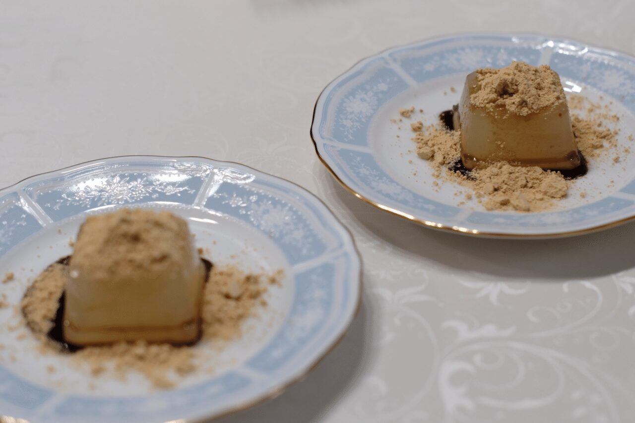 2枚の青いレースの洋食器に葛餅を1個ずつ盛り付けた画像