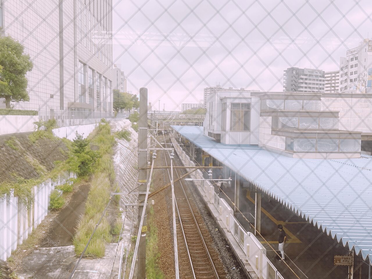 窓越しに、下にある駅のホームが見える画像