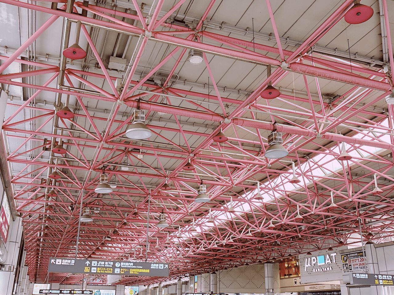 天井に組まれたおしゃれな赤い鉄骨が南口から北口へと続く赤い風景