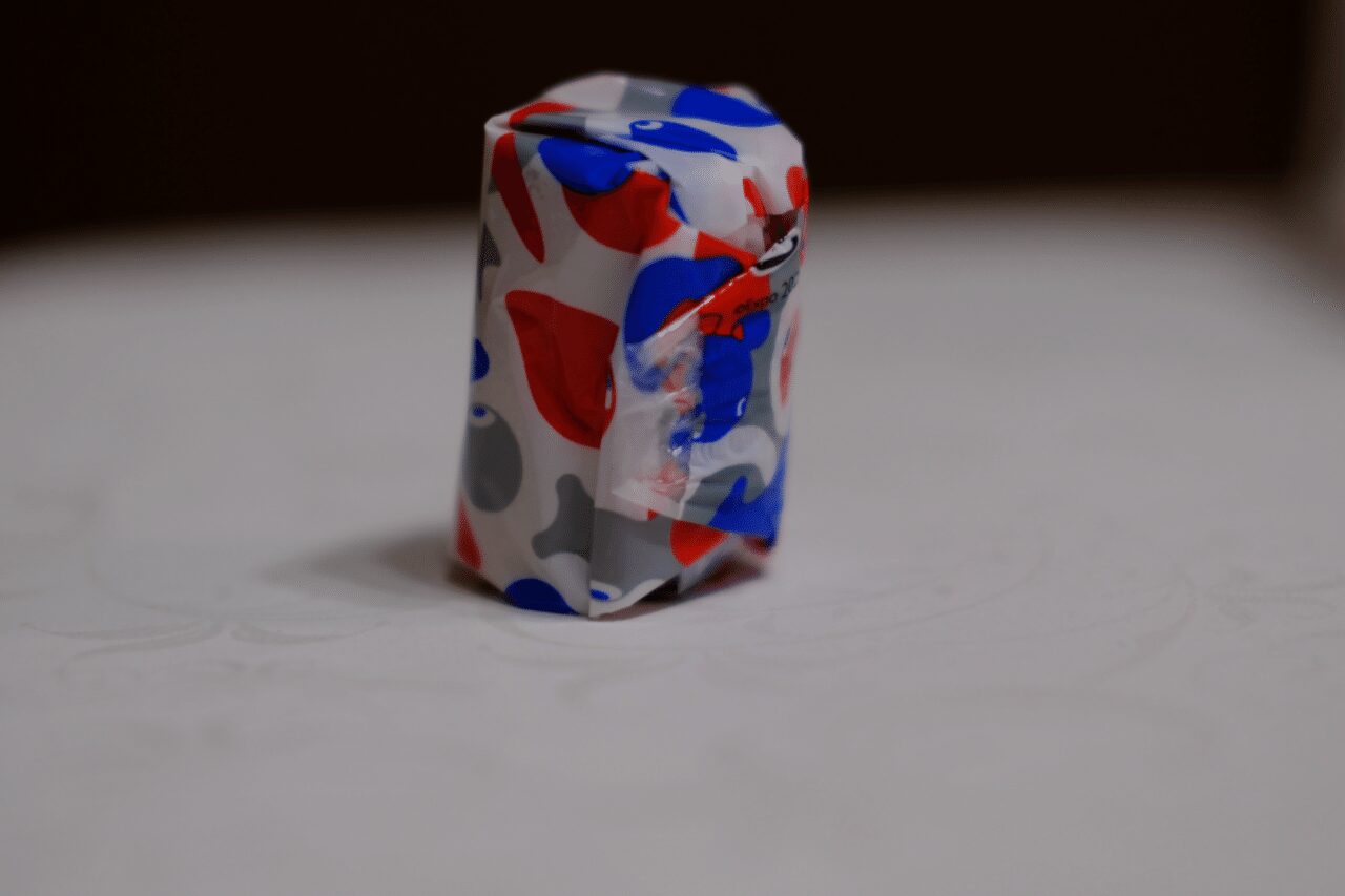 ミャクミャクのデザインに包まれたお菓子を後ろから撮影した画像